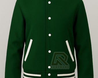 Puede incluir: Una chaqueta universitaria verde oscuro con detalles en blanco. La chaqueta tiene cuello y puños blancos con rayas negras, ribete de bolsillo blanco y cierre de botones. La chaqueta tiene la palabra "LEATHERS" impresa.