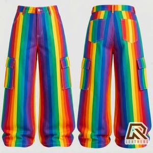 Könnte beinhalten: Cargohose mit einem leuchtenden vertikalen Regenbogenstreifenmuster. Das Design umfasst einen Bund mit Knopfverschluss, zwei seitliche Cargotaschen mit Klappen und zwei Gesäßtaschen. Der Schriftzug LEATHERS ist unten rechts zu sehen.