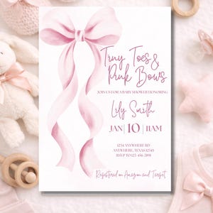 Invitación para baby shower con deditos y lazos rosas: invitación personalizada para baby shower de niña, con temática de lazo rosa