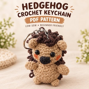 Puede incluir: Un llavero de erizo de ganchillo con cuerpo color canela, espalda texturizada marrón oscuro, ojos negros y nariz negra. El texto superior dice HEDGEHOG CROCHET KEYCHAIN PDF PATTERN LOW SEW BEGINNER FRIENDLY. Incluye una anilla de metal plateado.