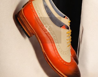 Zapatos de vestir Oxford de cuero bicolor marrón con cordones y puntera de ala, hechos a mano a medida.