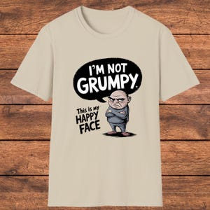 皮肉な不機嫌なTシャツ、「私は不機嫌ではありません。これが私の幸せな顔です」面白いシャツ、男性と女性のためのユーモアTシャツ、不機嫌な漫画キャラクターシャツ