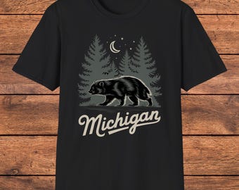 Camiseta Wolverine de Michigan, camiseta vintage da vida selvagem de Michigan, camiseta com estampa da floresta noturna, lembrança de Michigan, camiseta de aventura ao ar livre