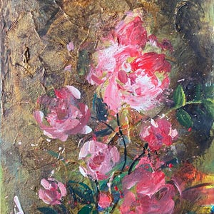 rosas abstractas de color rosa sobre un fondo dorado