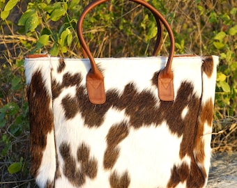 Borsa a tracolla in vera pelle di mucca con pelo di pony: borsa a tracolla in pelle goffrata in stile western