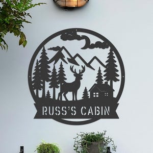 Cartello in metallo con nome cabina personalizzato con cervi e pini – Decorazione murale personalizzata per esterni – Cartello rustico con nome foresta per veranda, recinzione del cortile