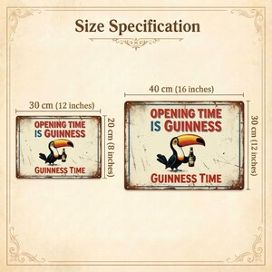 Op de afbeelding: Twee rechthoekige metalen borden met een verweerde afwerking. Ze tonen een toekan met een Guinness-fles, met de tekst "OPENING TIME IS GUINNESS" en "GUINNESS TIME". Het grotere bord is 40 cm breed en 30 cm hoog.