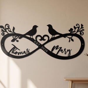 Letrero metálico personalizado para aniversario de bodas – Arte mural metálico personalizado con pájaros del infinito – Decoración con nombres de la pareja