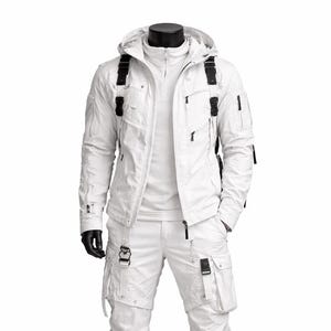 Pu&ograve; includere: Un completo bianco in stile futuristico su un manichino. L'ensemble include una giacca con cappuccio con cinghie nere, un top con zip, pantaloni cargo con tasche e stivali stringati. L'outfit &egrave; tutto bianco, con accenti neri.
