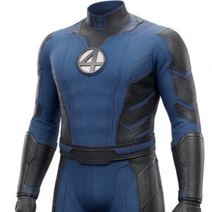 Può includere: Un costume da supereroe blu e nero con l'emblema del numero quattro sul petto. La tuta presenta dettagli neri sulle spalle, sugli avambracci, sulle ginocchia e sugli stivali. Gli stivali e i guanti sono neri.