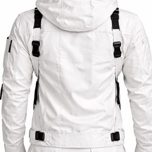 Pu&ograve; includere: Completo giacca e pantaloni bianchi con dettagli neri. La giacca presenta un cappuccio, cinghie nere con fibbie e una tasca con zip. I pantaloni hanno tasche cargo e una cintura con fibbia. Il modello indossa guanti neri.