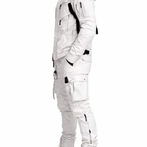 Pu&ograve; includere: Completo invernale bianco con giacca con cappuccio con tasche e cinghie nere, abbinato a pantaloni cargo e stivali bianchi. La giacca ha una chiusura a zip e i pantaloni hanno cerniere alle caviglie. Progettato per il clima freddo.