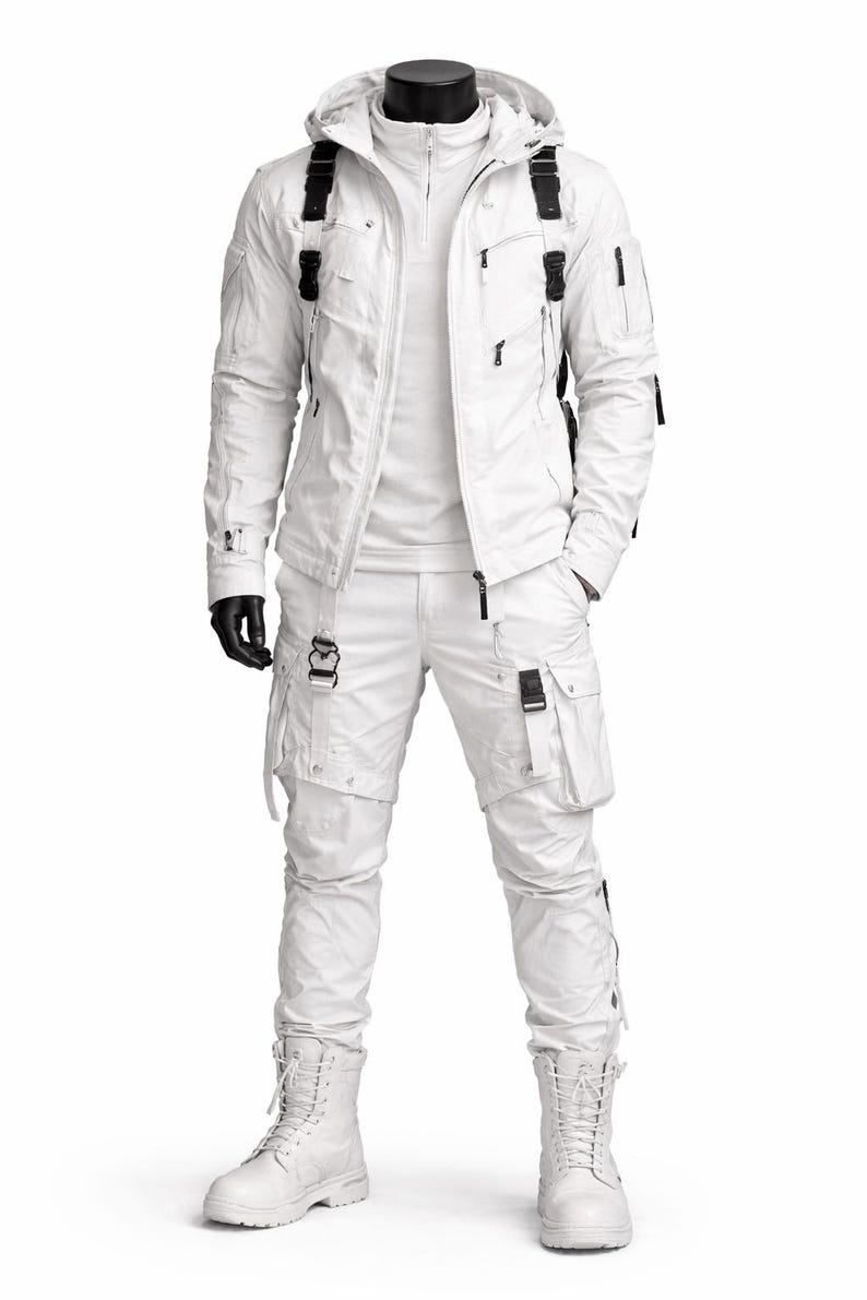 Pu&ograve; includere: Un completo bianco in stile futuristico su un manichino. L'ensemble include una giacca con cappuccio con cinghie nere, un top con zip, pantaloni cargo con tasche e stivali stringati. L'outfit &egrave; tutto bianco, con accenti neri.