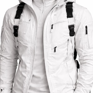 Pu&ograve; includere: Una giacca bianca con cappuccio, tasche multiple e cinghie nere con fibbie. La giacca ha una chiusura a zip ed &egrave; esposta su un manichino. La giacca fa parte di un completo bianco.