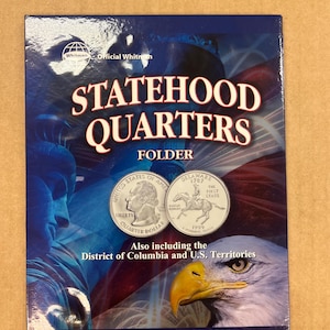 Pode incluir: Uma pasta azul Whitman Official Statehood Quarters para moedas de 1999-2009. A capa apresenta o texto Statehood Quarters Folder, imagens de uma moeda de Delaware, a Estátua da Liberdade e uma águia-de-cabeça-branca com bico amarelo.
