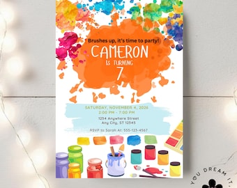 Può includere: Un invito di compleanno colorato con schizzi di vernice per un bambino di 7 anni di nome Cameron. L'invito presenta un grande schizzo arancione con il testo "Brushes up, it's time to party! Cameron is turning 7." L'invito include anche una data, un'ora e un luogo per la festa. La parte inferiore dell'invito presenta una varietà di materiali per la pittura, tra cui tubetti di vernice, pennelli e una tavolozza di colori.