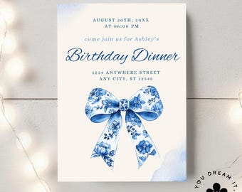 Op de afbeelding: Uitnodiging voor Ashley's verjaardagsdiner, met een blauwe bloemenstrik. De uitnodiging bevat de datum, tijd en adres. De tekst luidt "come join us for Ashley's Birthday Dinner".