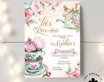 Pode incluir: Um convite com tema de festa de chá floral. O design apresenta uma pilha de xícaras de chá, uma chaleira e rosas cor-de-rosa. O texto inclui "Let's Par-tea" e "Sophia's 5th Birthday".