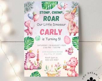 Puede incluir: Invitación de cumpleaños de dinosaurio rosa con hojas verdes, una magdalena y velas. El texto dice "STOMP, CHOMP, ROAR Our Little Dinosaur CARLY is Turning 5!" con la fecha, la hora y la dirección debajo.
