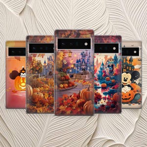 Puede incluir: Cinco fundas para teléfono con diseños otoñales. Cada funda presenta una escena diferente con calabazas, castillos y personajes de dibujos animados. Las fundas tienen un borde transparente y un acabado brillante.