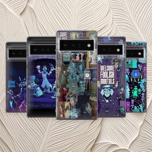 Pode incluir: Cinco capas de telefone com vários designs com o tema Mansão Assombrada. As capas exibem imagens de personagens, o logotipo da Mansão Assombrada e a frase "Welcome Foolish Mortals". As capas têm um acabamento transparente e brilhante.