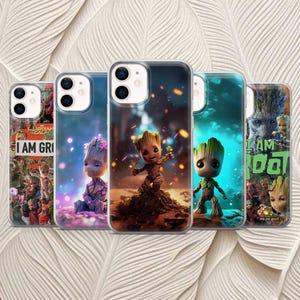 Puede incluir: Una colección de fundas transparentes para teléfonos con el personaje Groot de Guardianes de la Galaxia. Cada funda muestra un diseño diferente de Groot, con colores vibrantes y obras de arte detalladas. Algunas fundas incluyen texto como "I AM GROOT".