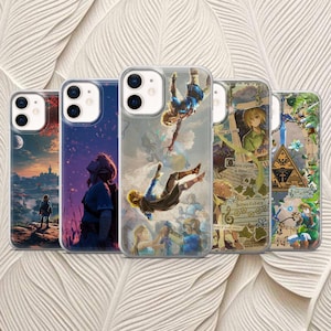 Peut inclure: Cinq coques de téléphone transparentes avec des motifs colorés représentant des personnages et des scènes d'un jeu vidéo. Les coques ont une finition brillante et sont disposées sur un fond texturé blanc cassé.
