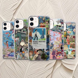 以下が含まれることがあります： カラフルなアニメスタイルのデザインが施された5つの携帯電話ケース。ケースには、さまざまなキャラクターやシーンが描かれており、「Howls Moving Castle」と日本語のテキストが含まれています。ケースは、テクスチャ加工されたオフホワイトの背景に配置されています。