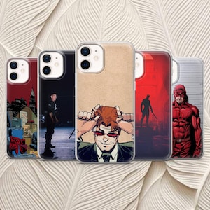 Peut inclure: Cinq coques de téléphone avec des illustrations de bandes dessinées. Les designs présentent des personnages et des scènes, avec un accent sur les couleurs vives et les compositions dynamiques. Les coques incluent un paysage urbain et un super-héros rouge.