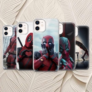 Puede incluir: Una colección de cinco fundas para teléfono con Deadpool. Las fundas muestran varias imágenes del personaje con su traje rojo y negro. Los diseños incluyen poses de acción y retratos de cerca, ofreciendo una gama de estilos.