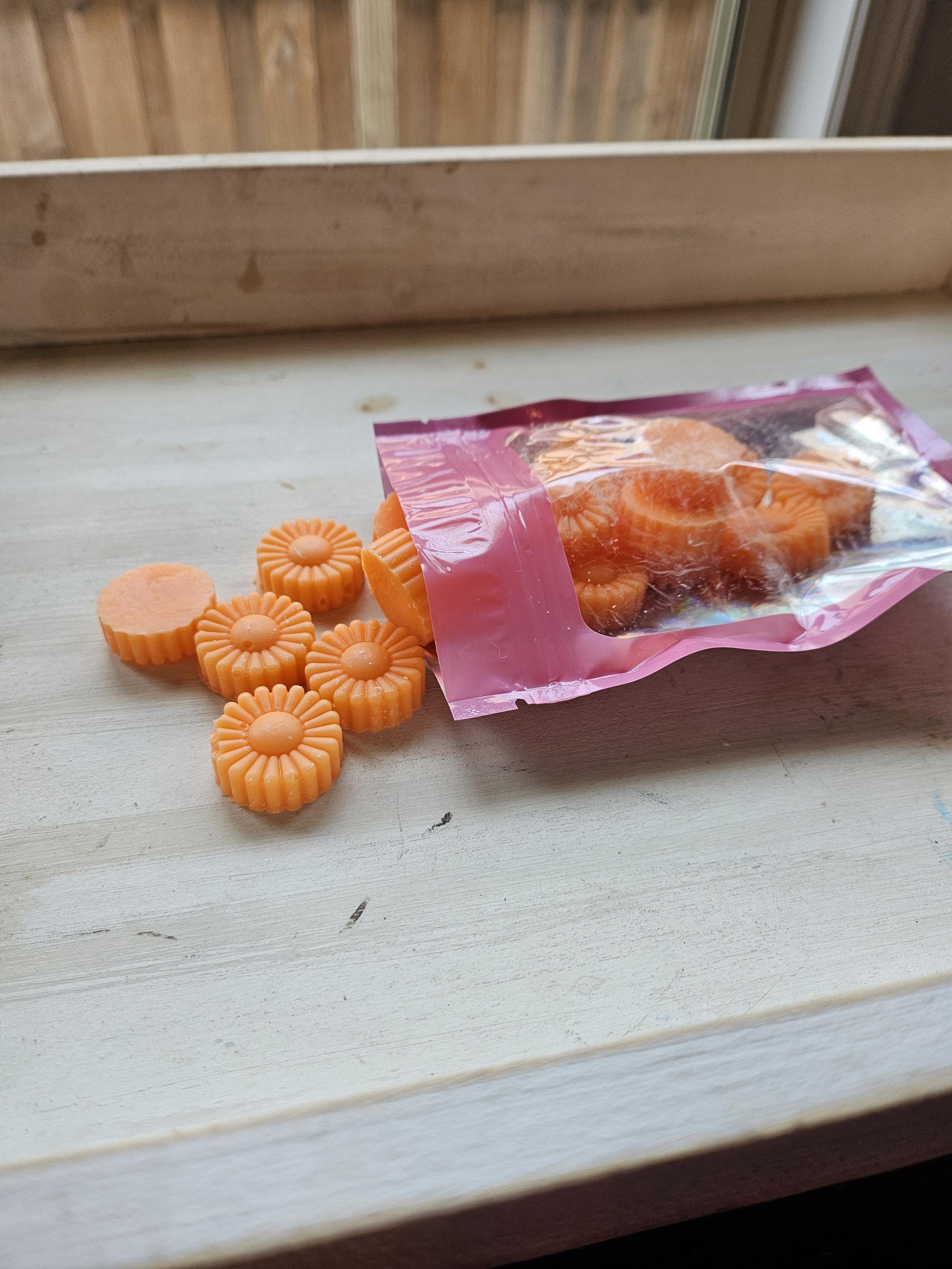 Daisy Soy Wax Melts – Handmade Floral Wax Tarts – Cute Gift for Her – Highly Scented Home Fragrance - Thumbnail 3