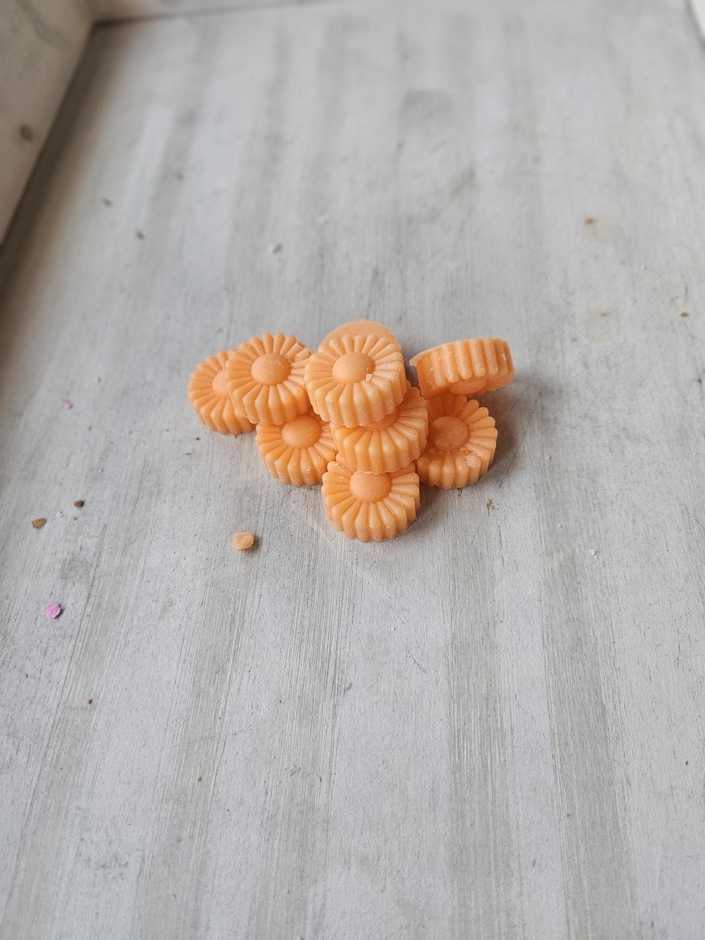 Daisy Soy Wax Melts – Handmade Floral Wax Tarts – Cute Gift for Her – Highly Scented Home Fragrance - Thumbnail 7