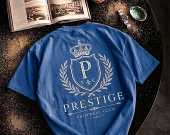 Camiseta con el logo de Prestige Crest / Estampado en la espalda con corona heráldica de laurel