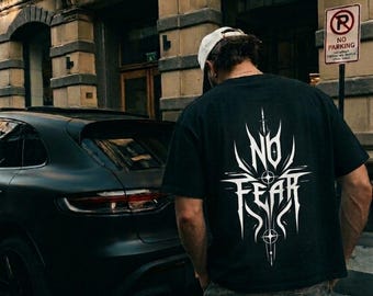 Camiseta con texto tribal "Sin miedo" / Estampado gráfico en la espalda