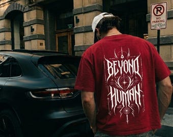 Camiseta Beyond Human con estampado en la espalda / Letras tribales de ciencia ficción, color rosa empolvado.