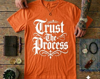 Camiseta "Confía en el proceso" / Letra gótica, camiseta motivacional, cuello redondo informal