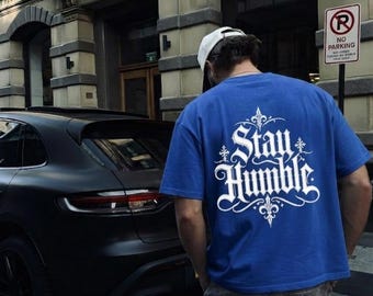 Camiseta gráfica Stay Humble / Estampado tipográfico inspirador en la espalda