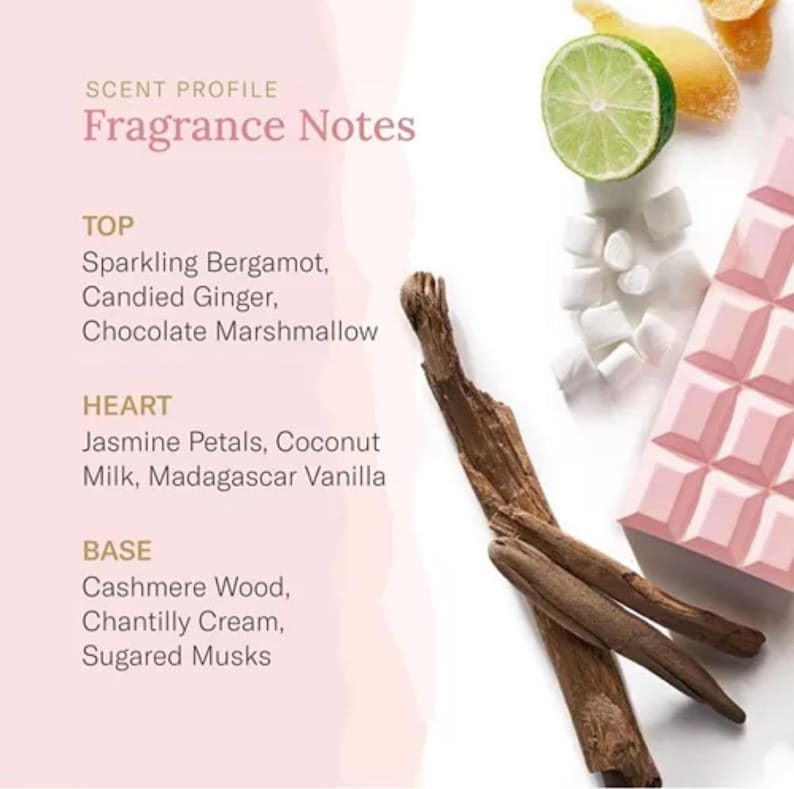 Puede incluir: Un gr&aacute;fico de perfil de fragancia con el texto "Fragrance Notes". La imagen incluye una rodaja de lima, malvaviscos, una barra de chocolate rosa y palitos de madera. Las notas de la fragancia son Bergamota chispeante y Jengibre confitado.