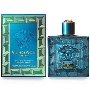 Puede incluir: Un juego de botella y caja de Eau de Parfum Versace Eros turquesa. La caja y la botella presentan un dise&ntilde;o de llave griega y el logotipo de la cabeza de Medusa de Versace. La botella contiene 100 ml de perfume.