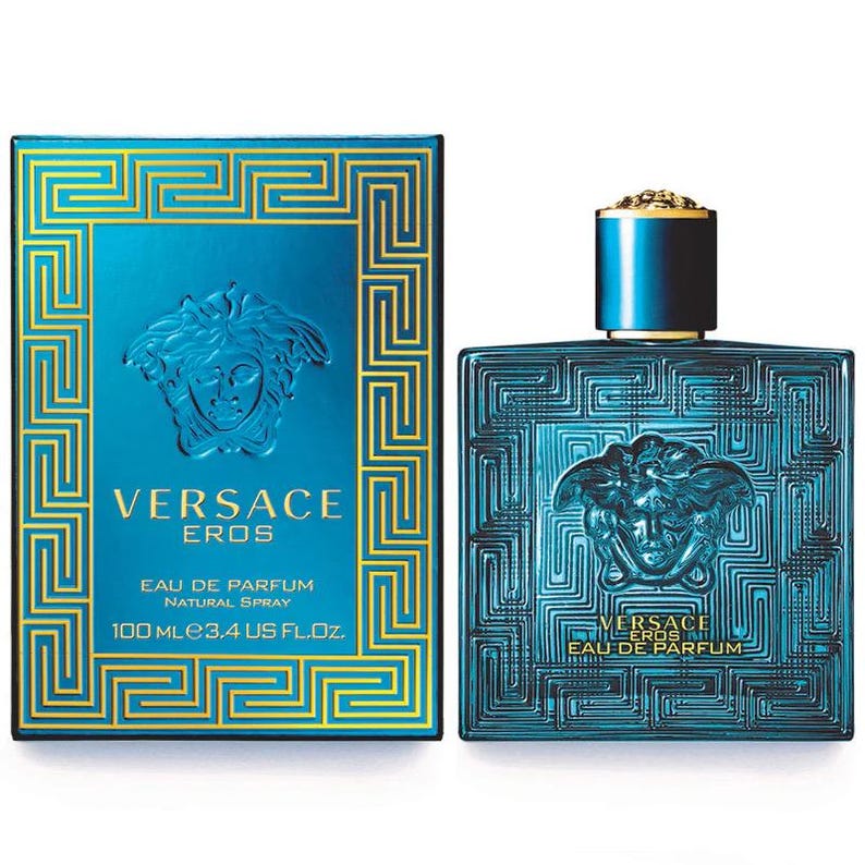Puede incluir: Un juego de botella y caja de Eau de Parfum Versace Eros turquesa. La caja y la botella presentan un dise&ntilde;o de llave griega y el logotipo de la cabeza de Medusa de Versace. La botella contiene 100 ml de perfume.