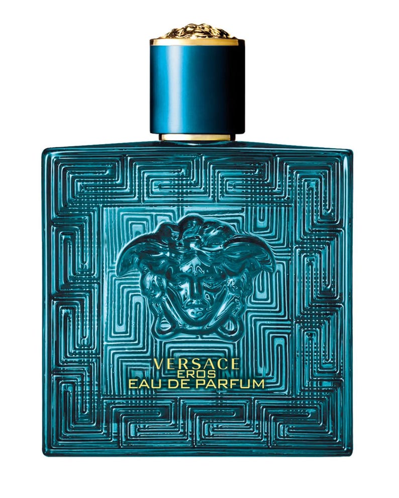 Puede incluir: Botella de perfume Versace Eros turquesa. La botella cuadrada presenta un patr&oacute;n geom&eacute;trico y un emblema de cabeza de Medusa. La tapa es de color azul oscuro con un acento dorado.