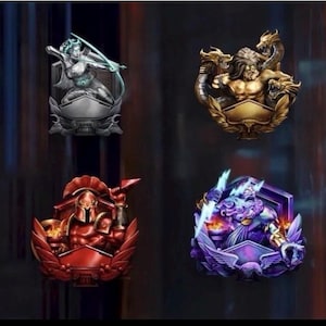 Puede incluir: Una colección de ocho emblemas decorativos distintos que presentan figuras mitológicas, incluyendo deidades y guerreros en varios acabados metálicos y colores vibrantes, cada uno centrado en un marco único en forma de escudo o blasón.