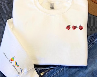 Felpa girocollo con tre coccinelle / Design minimalista con insetti floreali