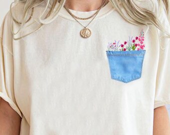 Camiseta vintage con bolsillo y estampado floral: Estampado bohemio de flores silvestres.