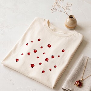 Zerstreutes Marienkäfer-T-Shirt | Winziges rotes Marienkäfer-Muster