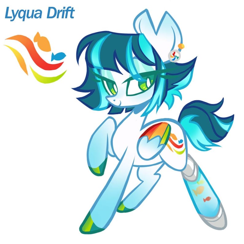 K&ouml;nnte beinhalten: Eine Zeichentrick-Ponyfigur namens Lyqua Drift mit wei&szlig;em K&ouml;rper, t&uuml;rkisfarbenem und blauem Haar sowie gr&uuml;nen Augen. Die Figur zeigt ein buntes Fisch-Symbol auf der Flanke und einem Bein, begleitet von dem Schriftzug Lyqua Drift dar&uuml;ber.