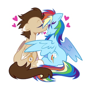 K&ouml;nnte beinhalten: Eine digitale Illustration von zwei Ponys, die sich gegen&uuml;berstehen. Eines ist hellbraun mit einer dunkelbraunen M&auml;hne und einer goldenen Taschenuhr. Das andere ist hellblau mit einer regenbogenfarbenen M&auml;hne und einem Wolken-Regenbogen-Symbol.