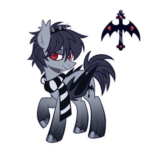 K&ouml;nnte beinhalten: Ein grauer Pony-Charakter mit dunklem Haar, roten Augen und einem schwarz-wei&szlig; gestreiften Schal. Das Pony hat schwarze fledermausartige Fl&uuml;gel und ein Sch&ouml;nheitsfleck-Symbol, das ein schwarzes Kreuz mit Fl&uuml;geln und roten Herzen zeigt.