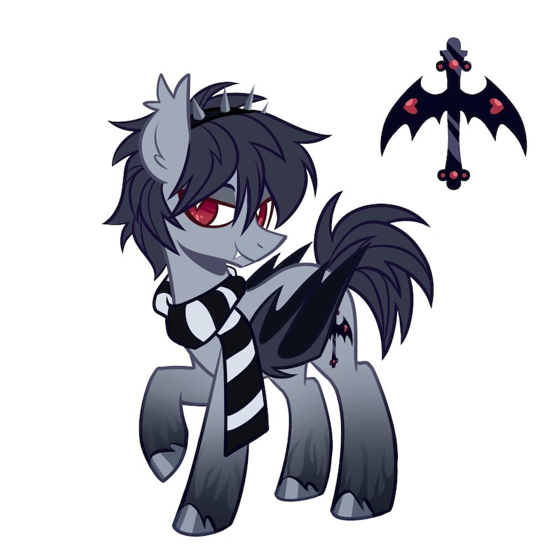 K&ouml;nnte beinhalten: Ein grauer Pony-Charakter mit dunklem Haar, roten Augen und einem schwarz-wei&szlig; gestreiften Schal. Das Pony hat schwarze fledermausartige Fl&uuml;gel und ein Sch&ouml;nheitsfleck-Symbol, das ein schwarzes Kreuz mit Fl&uuml;geln und roten Herzen zeigt.