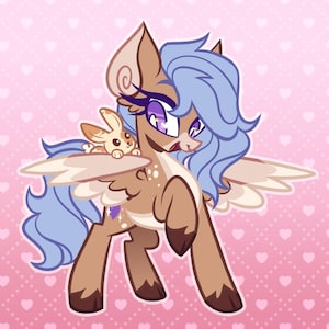 K&ouml;nnte beinhalten: Eine Cartoon-Illustration eines beigen gefl&uuml;gelten Ponys mit einer flie&szlig;enden, lavendelblauen M&auml;hne und einem Schweif. Das Pony hat gro&szlig;e violette Augen und wei&szlig;e Flecken auf dem R&uuml;cken. Ein kleiner beige-wei&szlig;er Hase sitzt auf den Fl&uuml;geln des Ponys.